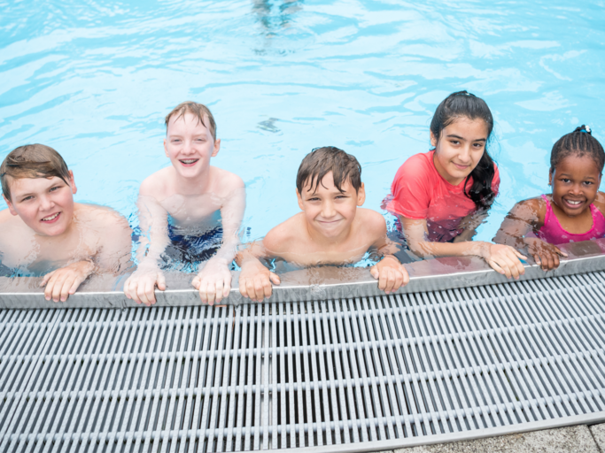 Kinder im Schwimmkurs